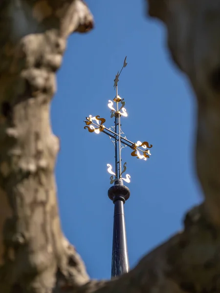 Cruz Uma Igreja Murten Suíça Fotografada Através Galhos Árvores — Fotografia de Stock