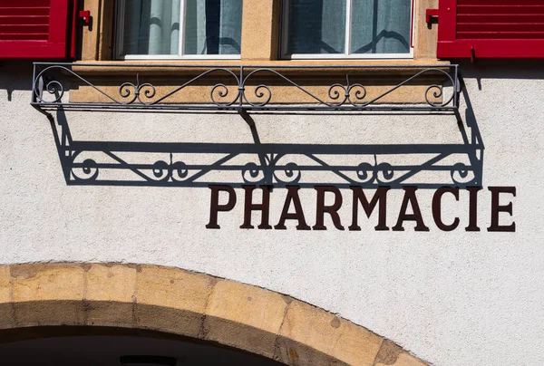 Murten, Canton Friborg, İsviçre 'deki duvarda yazılı eczane.