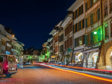 Murten, İsviçre - 24 Mart 2022: Fribourg kantonunun göl bölgesinde iki dilli bir belediye olan Murten veya Morat 'ta hafif patikalar. Mavi saat.