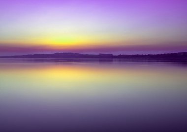 İsviçre 'de Murtensee Gölü' nde günbatımından sonra akşam atmosferi