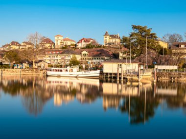 Murten, İsviçre - 24 Mart 2022: Ortaçağ Murten veya Morat kasabası, Fribourg kantonunun göl bölgesinde yer alan iki dilli bir belediye..