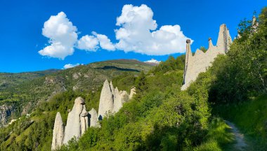 Herens Vadisi 'ndeki Euseigne doğal dünya piramitleri İsviçre' nin en önemli jeolojik manzaralarından biridir..