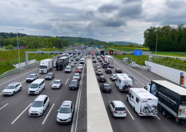 Zürih, Switzeland - 12 Mayıs 2021: İsviçre, Regensdorf yakınlarındaki Zürih çevresindeki trafik sıkışıklığı