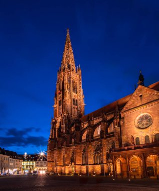Freiburg Minster, Almanya 'nın güneybatısında bulunan Freiburg im Breisgau katedrali.