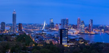 Hollanda-Hollanda Rotterdam 'ın güzel mavi saat manzarası, yukarıdan