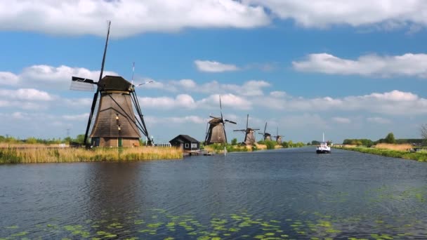 Kinderdijk Нідерланди Квітня 2022 Туристичний Човен Відвозить Туристів Повз Вітряки — стокове відео