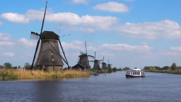 Kinderdijk Niederlande April 2022 Ein Touristenboot Fährt Touristen Den Windmühlen — Stockvideo