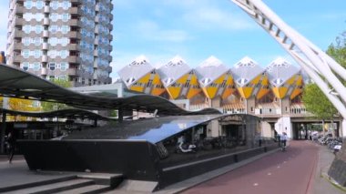 Rotterdam, Hollanda - 28 Nisan 2022: Modern metro istasyonu ve Rotterdam 'daki Küp Evleri, şehrin en ikonik yerlerinden biri. Hollandalı mimar Piet Blom tarafından tasarlandı