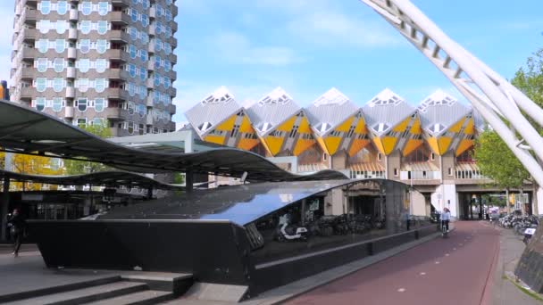 オランダ ロッテルダム2022年4月28日 近代的な地下鉄駅とロッテルダムのキューブハウスは 市内で最も象徴的な観光スポットの1つです オランダの建築家ピエットブルームによって設計された — ストック動画