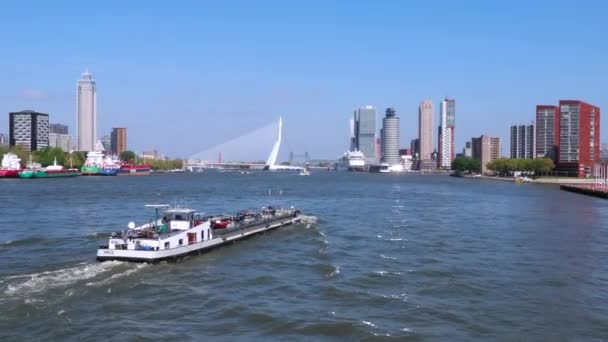 荷兰鹿特丹 2022年4月28日 工业维修船驶向现代鹿特丹市中心 有摩天大楼和Erasmus桥 — 图库视频影像