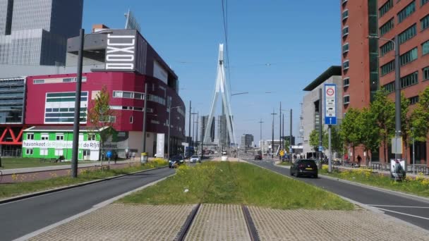 オランダ ロッテルダム2022年4月28日 ロッテルダムのエラスムス橋につながる廃線路面電車 — ストック動画
