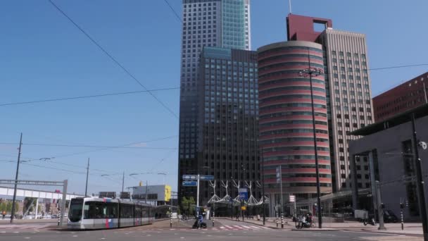 Rotterdam Holandia Kwietnia 2022 Krajobraz Rotterdamu Drapaczami Chmur Przystankiem Tramwajowym — Wideo stockowe