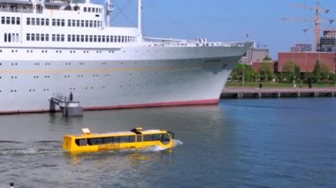 Rotterdam, Hollanda - 28 Nisan 2022: Splashtours, açık sarı bir amfibi otobüsüyle Rotterdam 'da rehberli turlar sunuyor