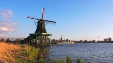 Zaanse Schans, Hollanda - 26 Nisan 2022: Zaanse Schans, Hollanda 'nın Zaandijk kenti yakınlarında yer alan bir mahalle. En iyi korunmuş yel değirmenleri ve evleri ile bilinir.