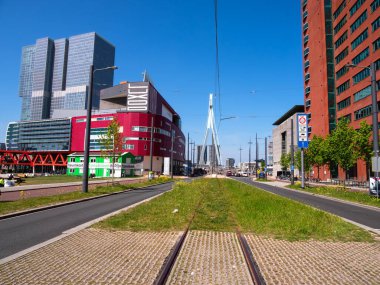 Rotterdam, Hollanda - 28 Nisan 2022: Rotterdam 'daki Erasmus Köprüsü' ne giden terk edilmiş tramvay rayları