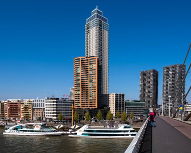 Rotterdam, Hollanda - 28 Nisan 2022: Gökdelenleri, modern binaları ve Maas nehri üzerinde turistik tekneleri olan Rottterdam şehir merkezi