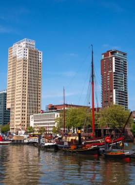 Rotterdam, Hollanda - 28 Nisan 2022: Rotterdam 'daki eski tekne ve yelkenlilerin limanı