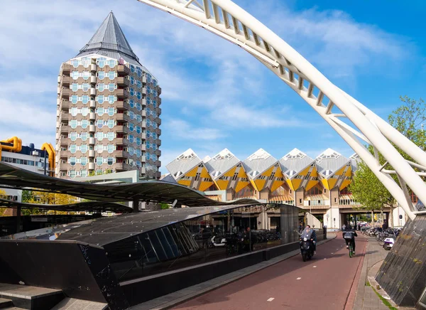 Rotterdam Niederlande April 2022 Moderne Bahn Station Und Die Würfelhäuser — Stockfoto