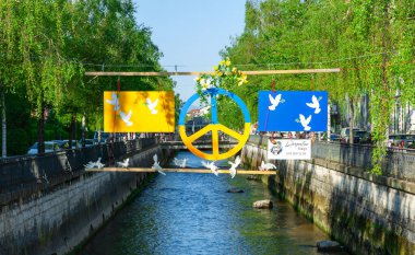 Biel, İsviçre - Mai 11, 2022: Biel 'deki su kanalının üzerinde Ukrayna' nın sarı ve mavi renkli bir hippi sembolü