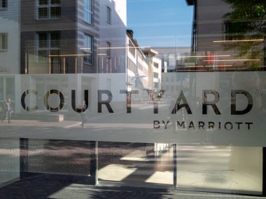Freiburg im Breisgau, Almanya - 13 Nisan 2022: Marriott International 'ın avlusu, Marriott International' a ait bir oteldir.
