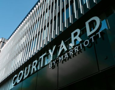 Freiburg im Breisgau, Almanya - 13 Nisan 2022: Marriott International 'ın avlusu, Marriott International' a ait bir oteldir.