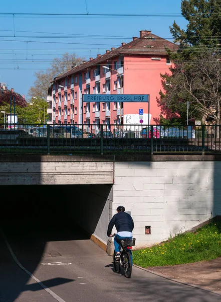 Freiburg Breisgau Jerman April 2022 Pengendara Sepeda Menaiki Terowongan Bawah — Stok Foto