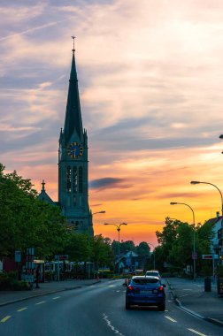 Wetzikon, İsviçre - 14 Mayıs 2022: günbatımında parlayan güzel gökyüzü. Wetzikon 'da Protestan kilisesi olan şehir merkezi.