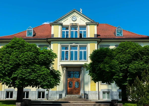 Wetzikon, İsviçre - 14 Mayıs 2022 Wetzikon 'daki okul binası, Zürih kantonunda küçük bir kasaba.