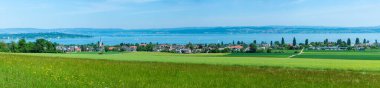 Scherzingen, İsviçre - 15 Mayıs 2022: Scherzingen köyünün Constance gölündeki panoramik manzarası - Bodensee Gölü.