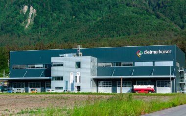 Schaanwald, Lihtenştayn - 20 Mayıs 2022: Dietmar Kaiser AG tank, çevre ve mineral petrol araçları ve bileşenleri için bir beceri merkezidir..
