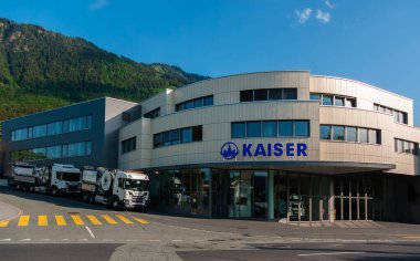 Schaanwald, Lihtenştayn - 20 Mayıs 2022: Kayzer Şirketi çevresel araçların gelişimine ilişkin yenilikleriyle tanınıyor
