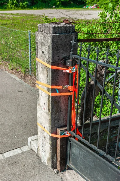 被损坏的旧支撑柱子 用橙色带子捆着 — 图库照片