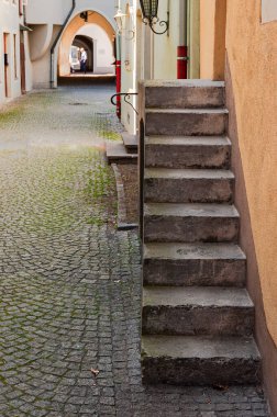 Avusturya, Feldkirch 'ün tarihi merkezinde eski bir evin taş merdivenleri.