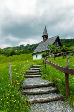 İlkbaharda Ahorn 'da, Appenzell' in güzel yeşil İsviçre dağ bölgesinde küçük bir kilise.
