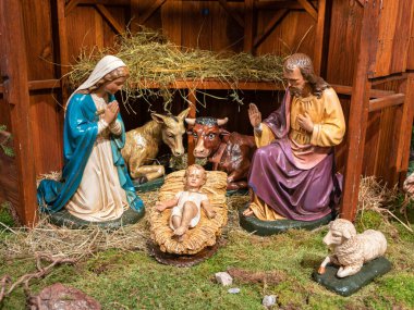 Vohrenbach, Almanya - 16 Ocak 2021: Kilisede Noel doğumu sahnesi - İsa 'nın doğumunun sembolü