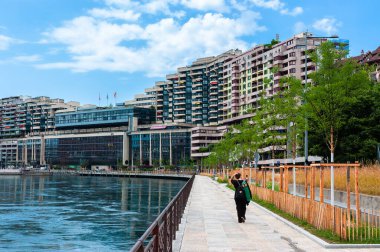 Cenevre, İsviçre - 3 Haziran 2022: Cenevre 'deki Rhone Nehri kıyısındaki konut ve ofis binaları