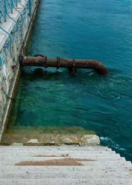 Cenevre 'deki Rhone Nehri' nde paslı bir su borusu.