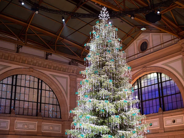 Zürih, İsviçre - 30 Kasım 2021: Zürih 'teki tren istasyonunda Swarovski kristalleriyle süslenmiş geleneksel Noel ağacı.