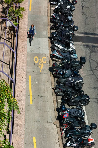 ジュネーブ スイス 6月3 2022 自転車道に沿って自転車に乗る駐車オートバイの長い行を過ぎて — ストック写真