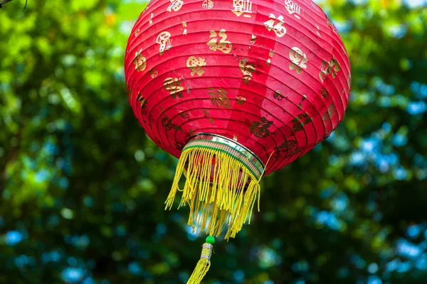 Lâmpada Balão Vermelha Decorativa Com Borlas Amarelas Jardim Restaurante Chinês — Fotografia de Stock