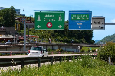 Lugano, İsviçre - 4 Haziran 2022: Lugano 'da trafik işaretleri Milano, Chiasso, Bellinzona ve San Gottardo' nun otoyol yönlerini gösteriyor