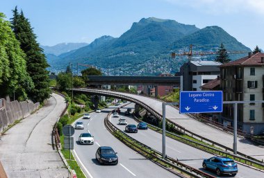Lugano, İsviçre - 4 Haziran 2022: Lugano, İsviçre 'ye giden ana yolda trafik