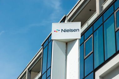 Lugano, İsviçre - 4 Haziran 2022: Nielsen, İsviçre 'de medyanın geleceğini şekillendiren ölçüm, veri ve analizde bir dünya lideridir..