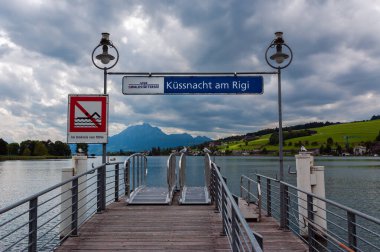 Kussnacht am Rigi, İsviçre - 7 Temmuz 2022: İsviçre 'nin Schwyz kantonundaki Kussnacht am Rigi kasabasındaki Lucerne Gölü' nde bir tekne iskelesi