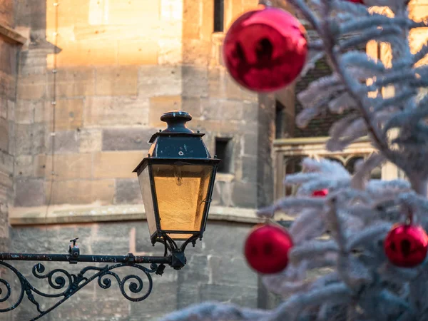 Une Vieille Lanterne Rue Colmar Sapin Noël Décoré Ballons Rouges — Photo