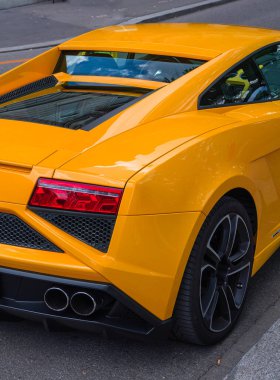 Zürih, İsviçre - 10 Temmuz 2022: Lüks, prestijli turuncu bir spor arabaya yakın çekim