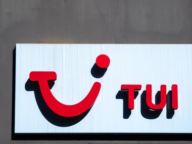 Zaandam, Hollanda - 26 Nisan 2022: TUI Group, Almanya 'nın en üst düzey turizm şirketidir. TUI, Uluslararası Turist Birliği 'nin kısaltmasıdır.