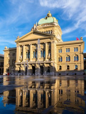 Bern, İsviçre - 12 Temmuz 2022: Bern, İsviçre 'deki Federal Parlamento binasının dikey fotoğrafı