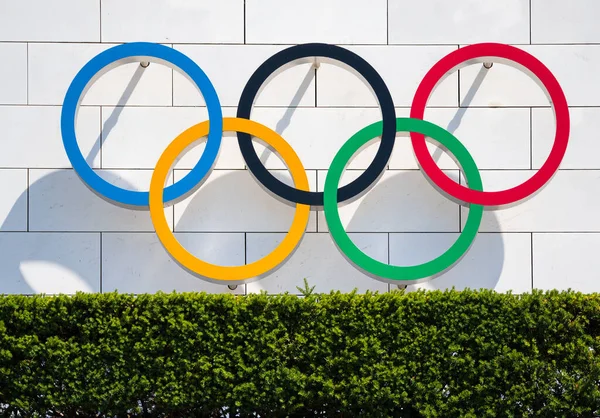 Lozan, İsviçre - 14 Temmuz 2022: İsviçre 'nin Lozan kentindeki Olimpiyat Müzesi' nin duvarında Olimpiyat oyunları yüzükleri.
