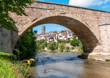 Saane Nehri 'nin kemerinden eski kasaba Fribourg, İsviçre' ye tarihi köprüye bakın.